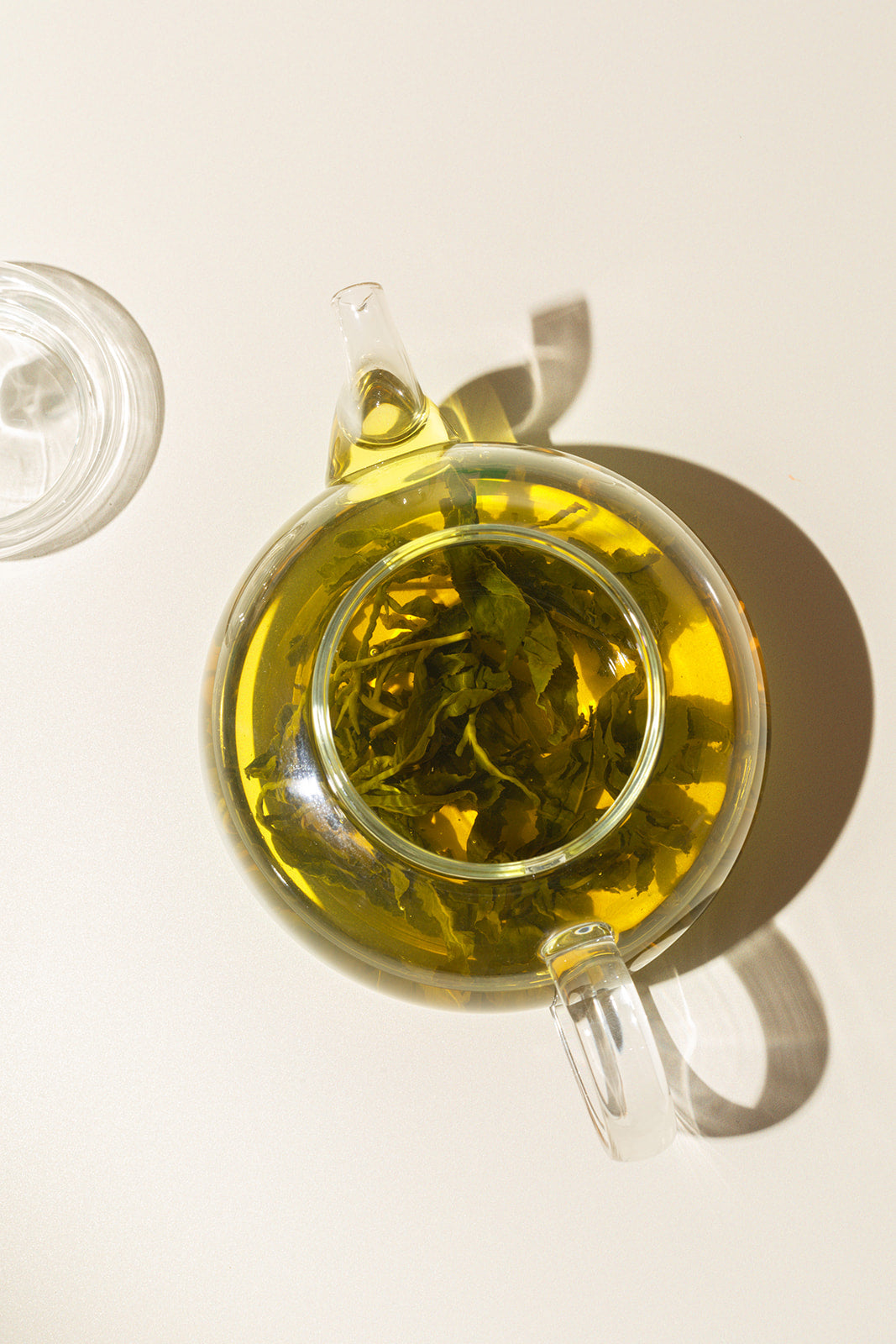 Steeping Chimney & Tea Spring Glow High Mountain Oolong Tea in glass teapot